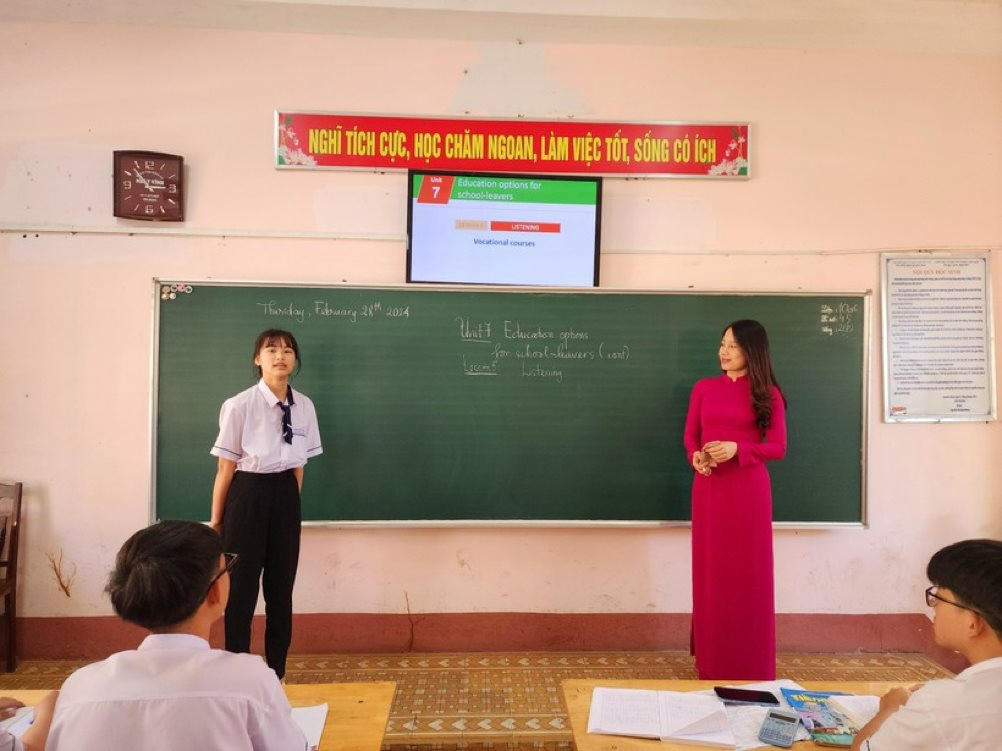 Cô Lê Thu Hương hướng dẫn học sinh ôn lại những kỹ năng cơ bản ở môn tiếng Anh.