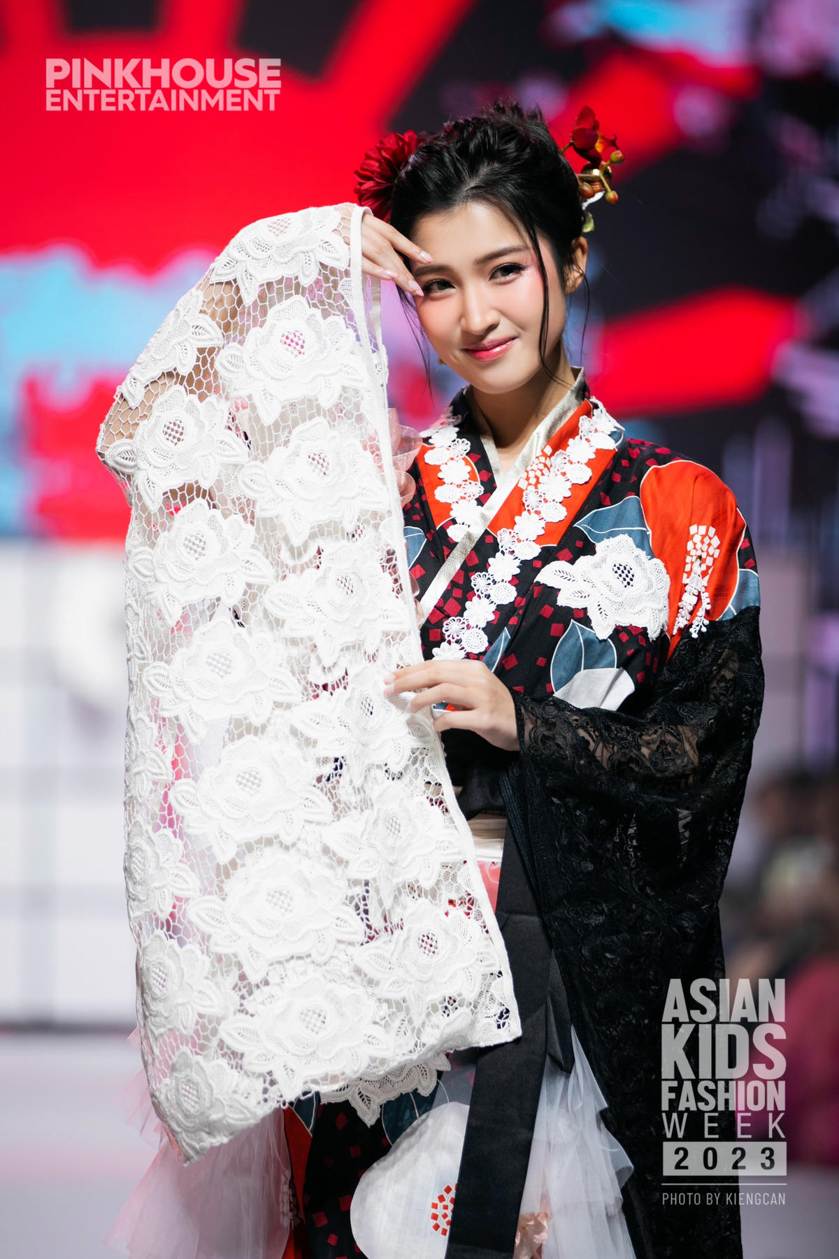 Giữ vị trí mở màn show diễn của Nhà thiết kế Nhật Bản - Moemusisan chính là Á hậu Phương Nhi trong trang phục kimono độc đáo.