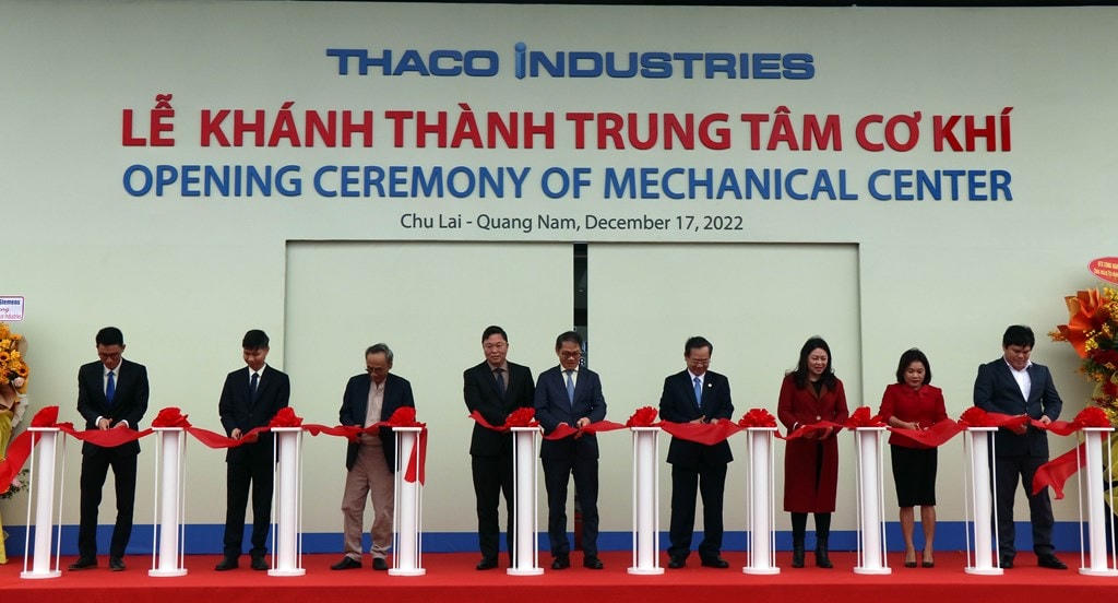 Cắt băng khánh thành Trung tâm Cơ khí. Ảnh: Trần Tĩnh/TTXVN.