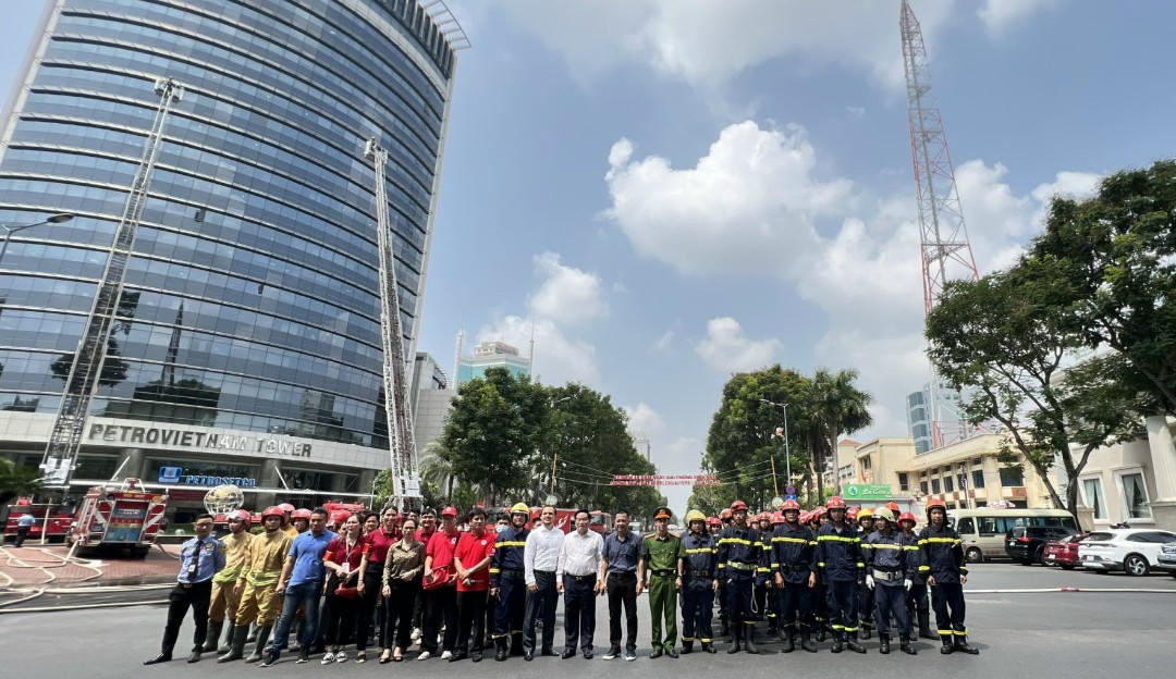 Lãnh đạo cùng tập thể cán bộ, công nhân viên, chiến sĩ PCCC tham gia buổi diễn tập.