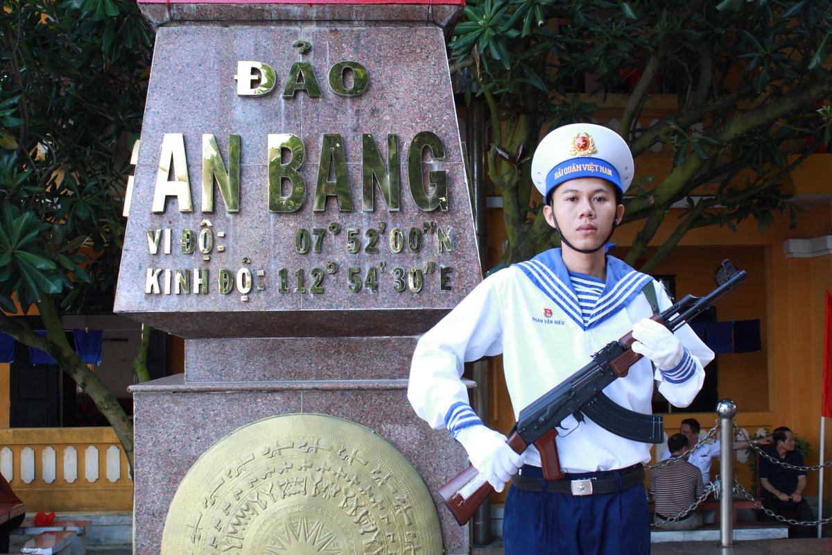Bên cột mốc chủ quyền trên đảo An Bang.  