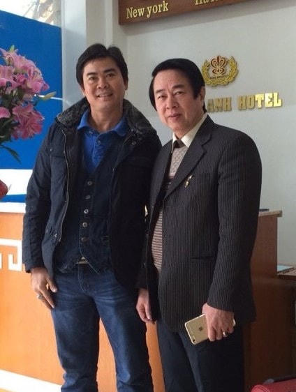 Anh Võ Minh Tuấn và người bố nuôi.