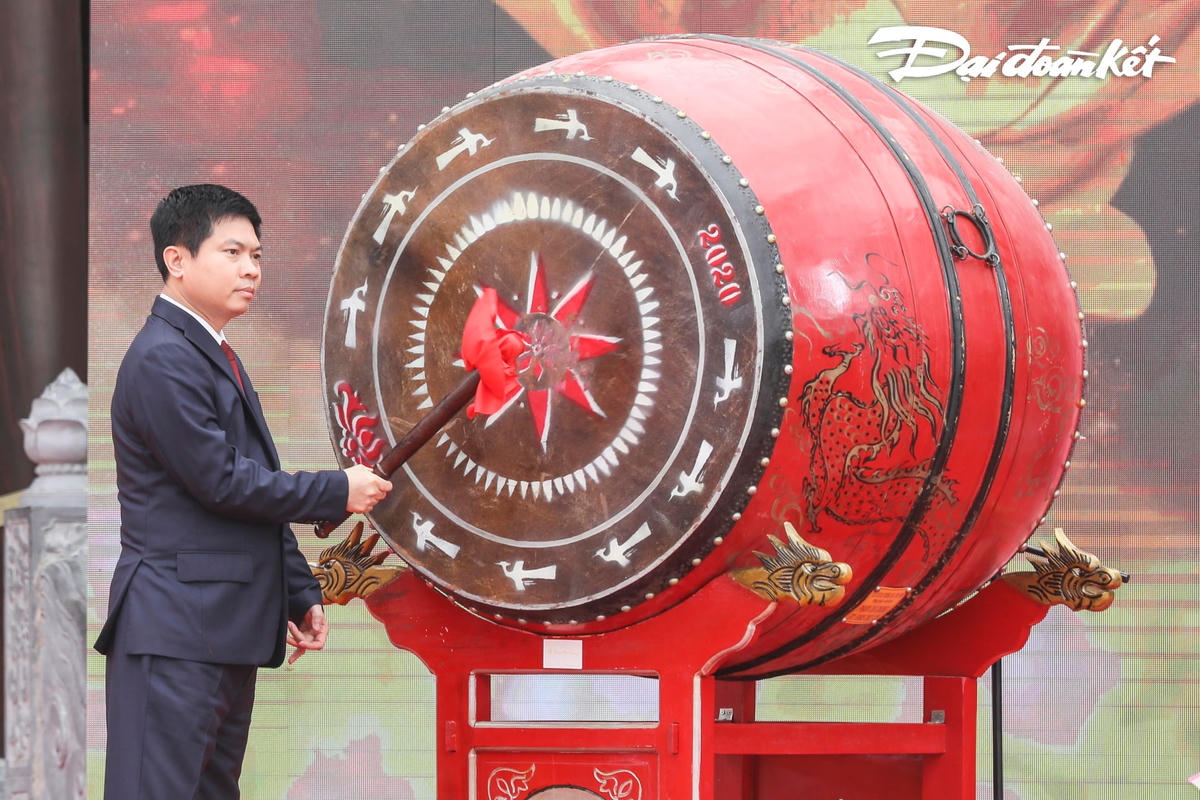 Ông Trương Quốc Huy, Phó Bí thư Tỉnh ủy, Chủ tịch UBND tỉnh, Trưởng đoàn Đại biểu Quốc hội tỉnh đánh trống khai hội.