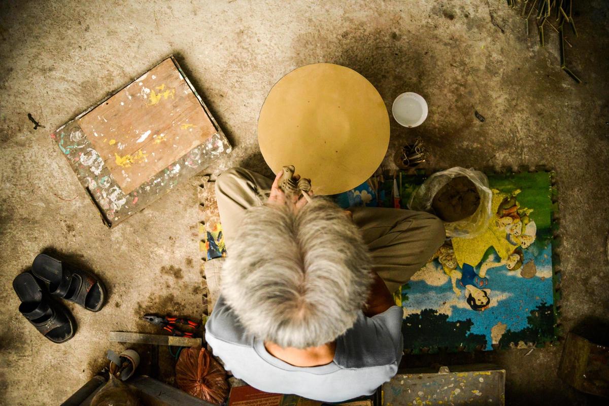 Mỗi khi làm việc, ông như để cả tâm tình vào miếng đất. “Tôi làm phỗng chẳng bao giờ để ý đến việc bao lâu sẽ xong, cứ ngồi xuống vân vê miếng đất là quên hết tất cả. Có khi tôi ngồi từ sáng sớm, ngẩng đầu lên là trời đã tối rồi’’ - ông Giáp chia sẻ.