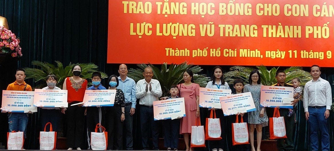 Quang cảnh lễ trao học bổng cho con CBCS lực lượng vũ trang TP HCM.