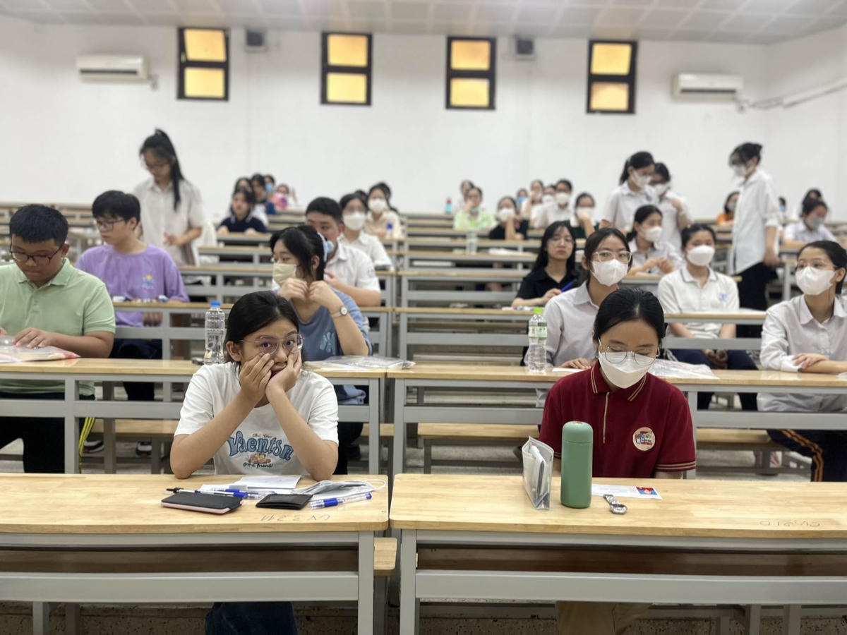 Thí sinh tham dự kỳ thi vào lớp 10 của Trường THPT Chuyên ĐH Sư phạm Hà Nội năm 2023.