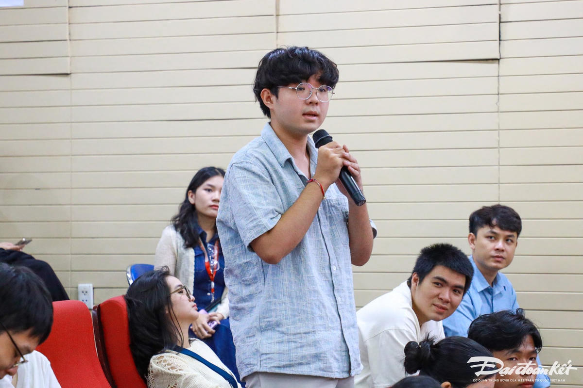 Sinh viên trao đổi tại buổi giới thiệu