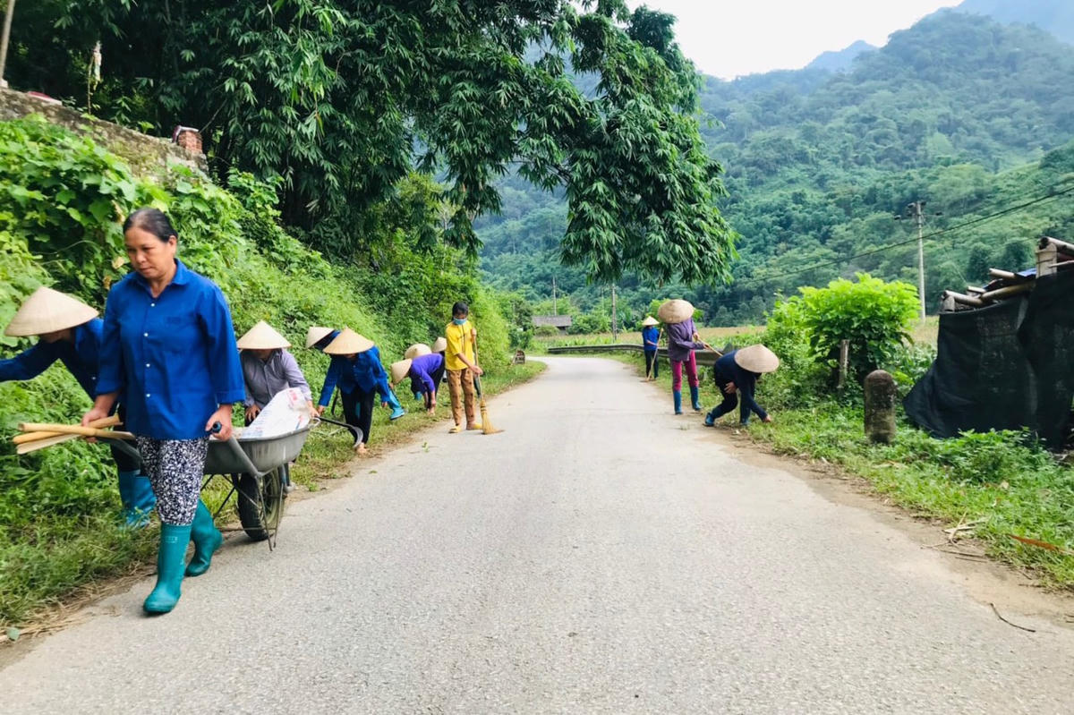 Người dân xã Yên Mỹ, huyện Chợ Đồn tham gia vệ sinh đường làng, ngõ xóm. Ảnh: Thu Trang.