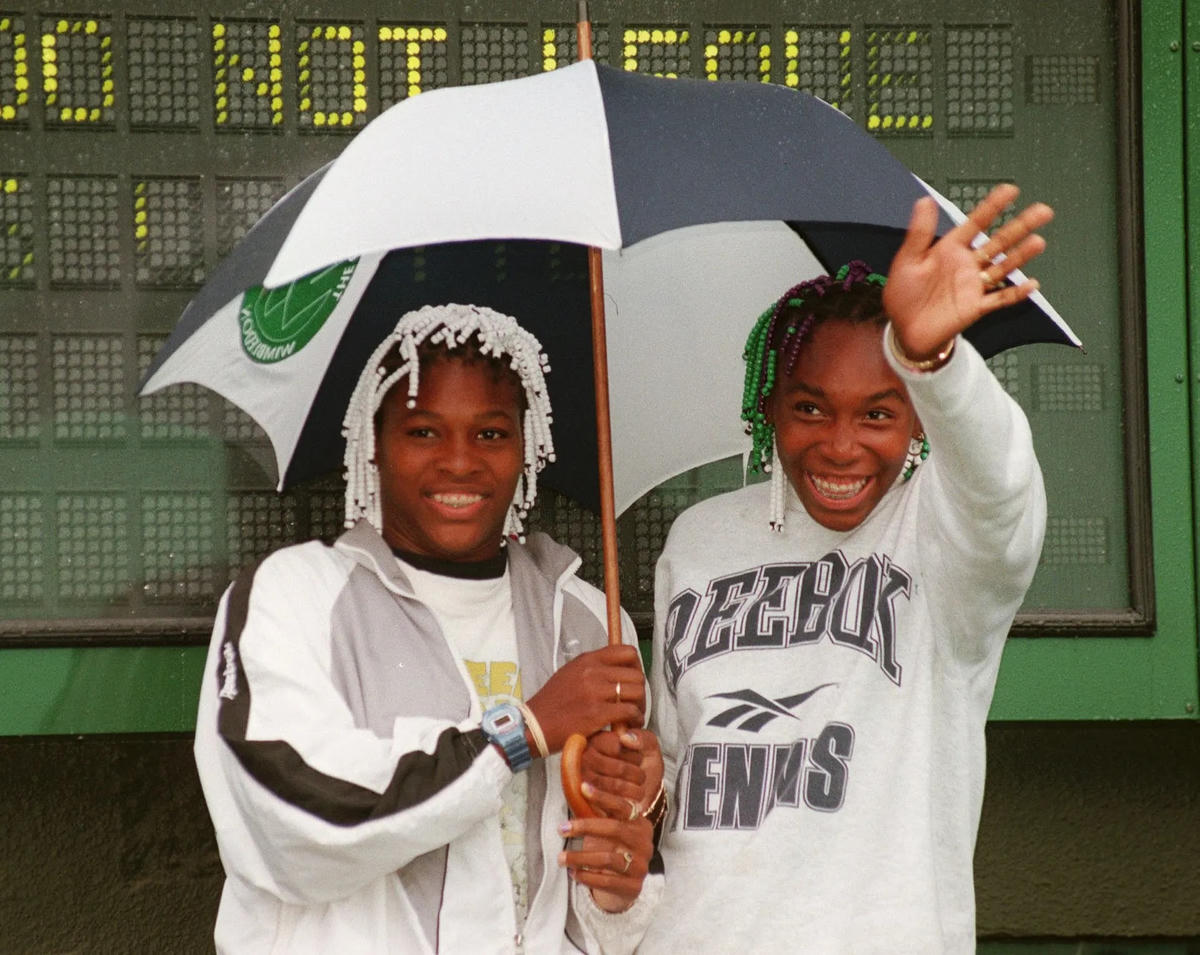 Serena (trái), tham dự cùng chị gái Venus Williams tại giải Wimbledon năm 1997. Ảnh: The Guardian