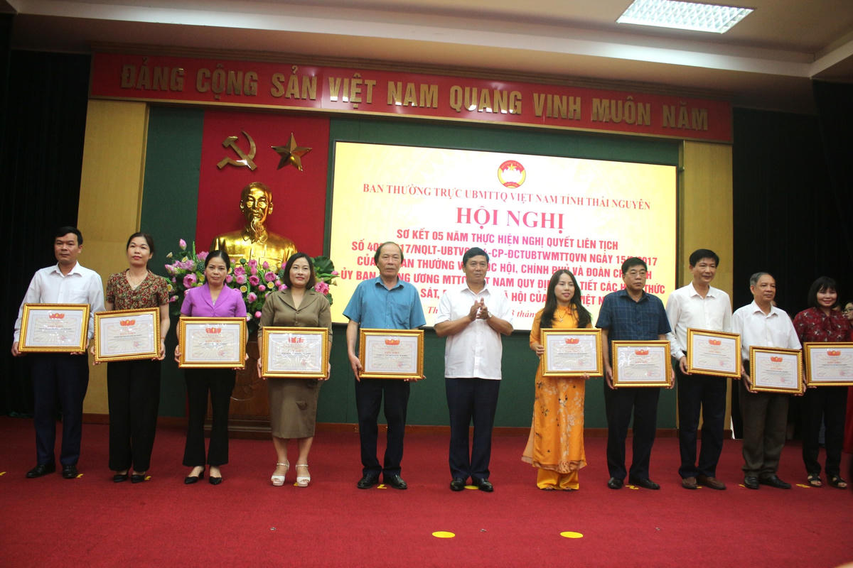 Chủ tịch Uỷ ban MTTQ tỉnh Thái Nguyên Phạm Thái Hanh tặng Bằng khen cho các tập thể có thành tích xuất sắc.