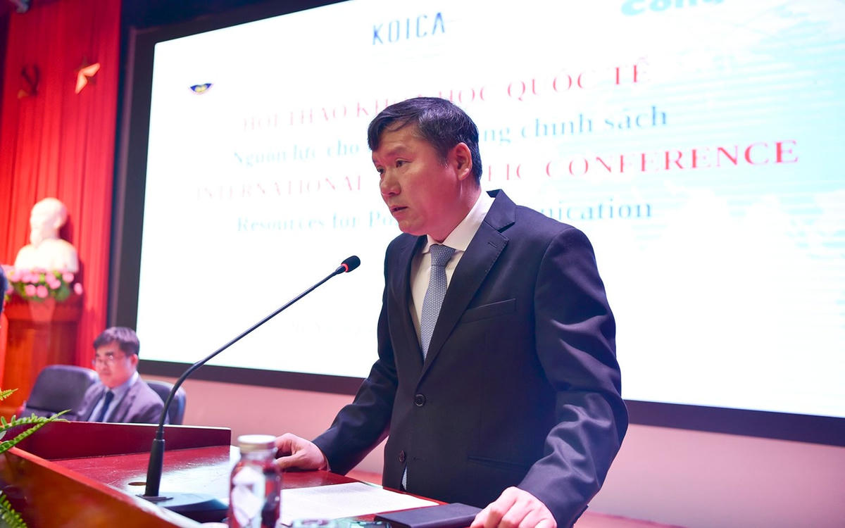 GS.TS Lê Văn Lợi - Phó Giám đốc Học viện Chính trị quốc gia Hồ Chí Minh phát biểu chào mừng hội thảo.