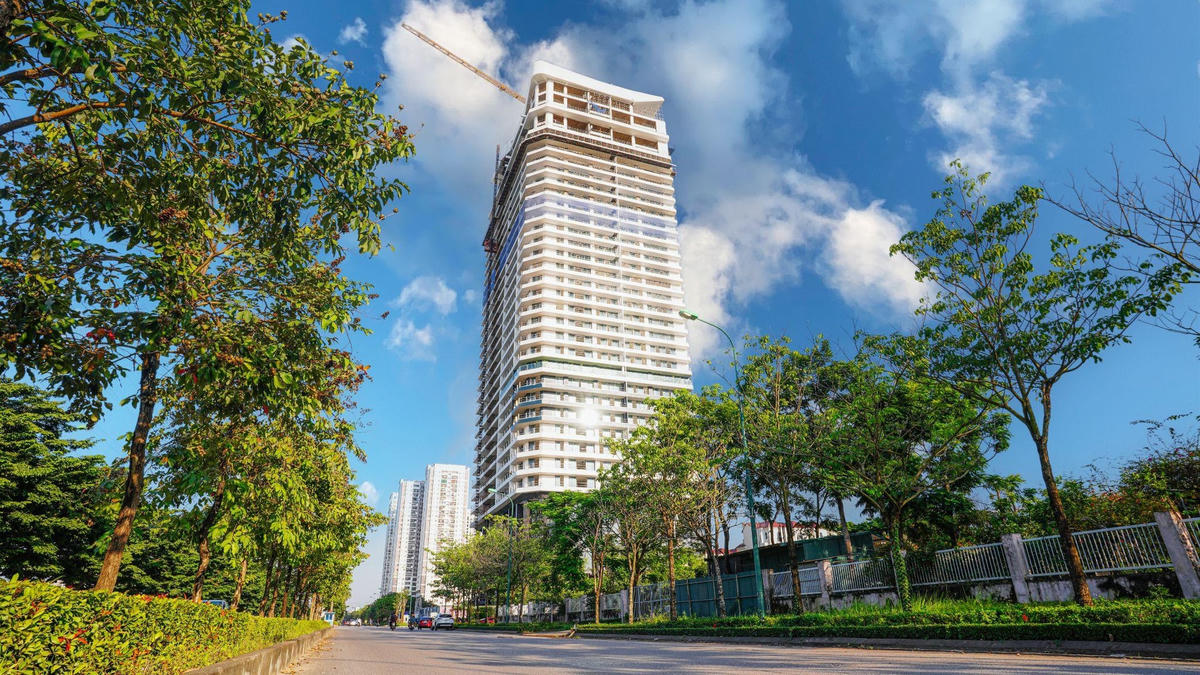 Từ con đường Xanh ngang qua Sunshine Golden River, dự án đang hoàn thiện những hạng mục cuối cùng của một tháp căn hộ “chuẩn khách sạn” siêu sang, tích hợp các shophouse, shop villas thấp tầng tại khu vực đắc địa nhất KĐT Nam Thăng Long - Ciputra, với các hoạt động mua sắm, giao thương sầm uất, nhộn nhịp trong tương lai rất gần của khu vực sẽ là điểm quy tụ của các chuyên gia, doanh nhân quốc tế, các công ty đa quốc gia, tập đoàn công nghệ, tài chính toàn cầu. 