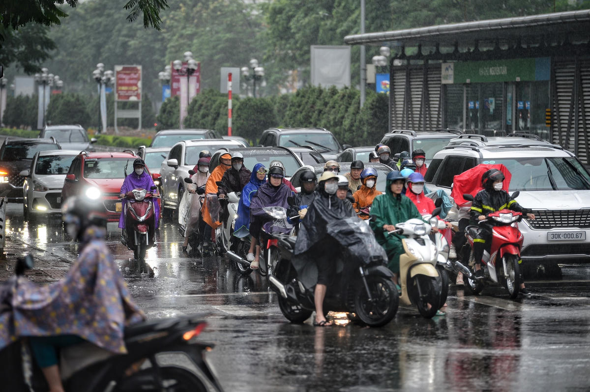 Cơn mưa sáng nay cũng khiến người dân cảm thấy thoải mái hơn sau chuỗi ngày nắng nóng kỷ lục.