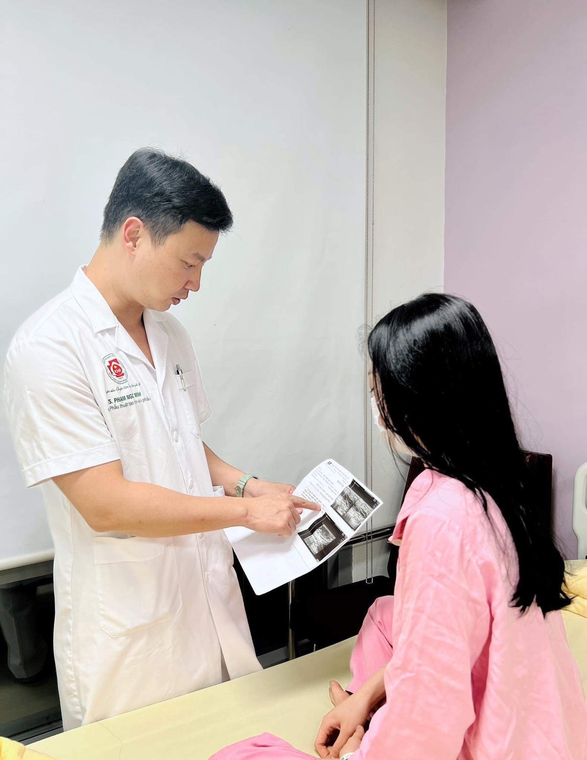 Tư vấn, điều trị cho bệnh nhân tại Bệnh viện Trung ương Quân đội 108.