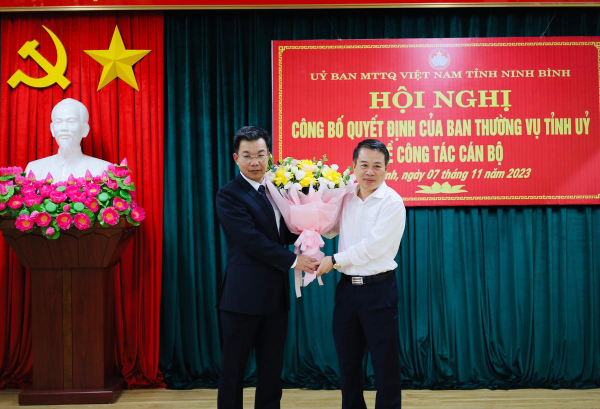 Lãnh đạo tỉnh Ninh Bình tặng hoa chúc mừng ông Nguyễn Hoàng Hà nhận nhiệm vụ mới.
