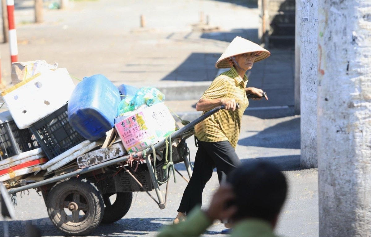 Lao động tự do làm việc giữa cái nắng gay gắt tháng 6.