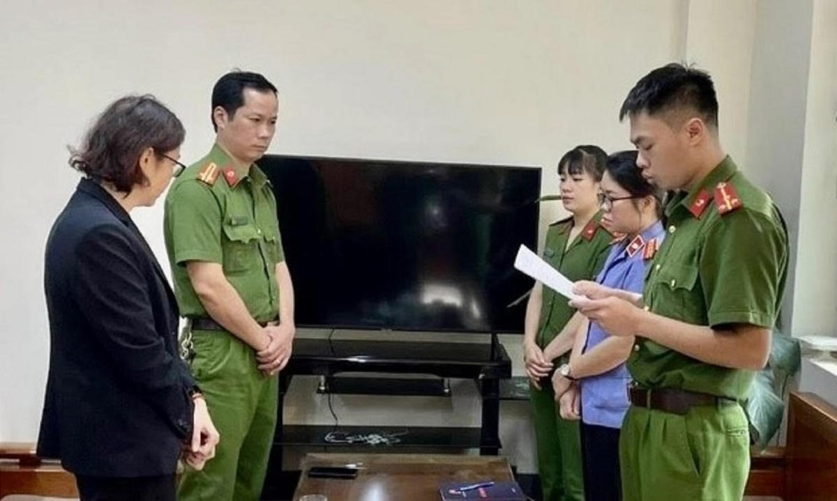 Cơ quan cảnh sát điều tra đọc lệnh bắt tam giam với bà Hoàng Thị Minh Hiền, Giám đốc Công ty Bảo Việt Cao Bằng. Ảnh: CA Cao Bằng.