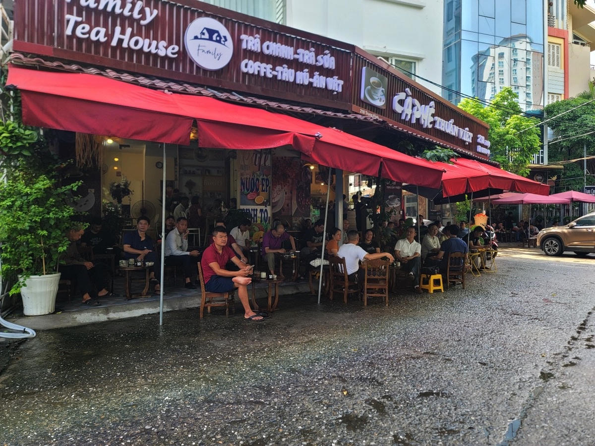 Quán cafe gần điểm thi cũng là địa điểm có nhiều phụ huynh ngồi chờ thí sinh thi.