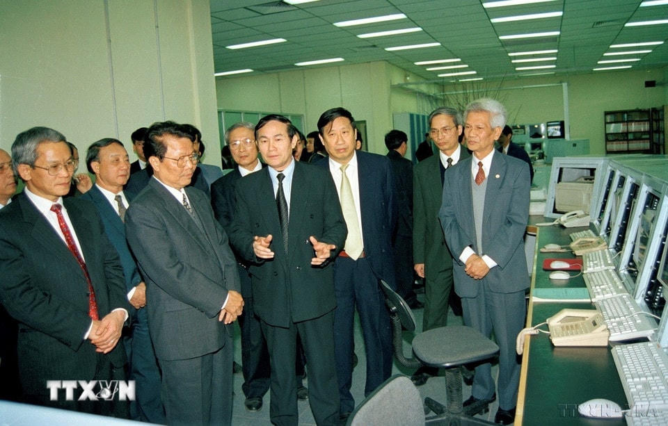 Chủ tịch nước Trần Đức Lương thăm cơ sở vật chất kỹ thuật phục vụ công tác thông tin tại trung tâm viễn thông quốc tế, khu vực 1 (Hà Nội). (Ảnh: Trọng Nghiệp/TTXVN)