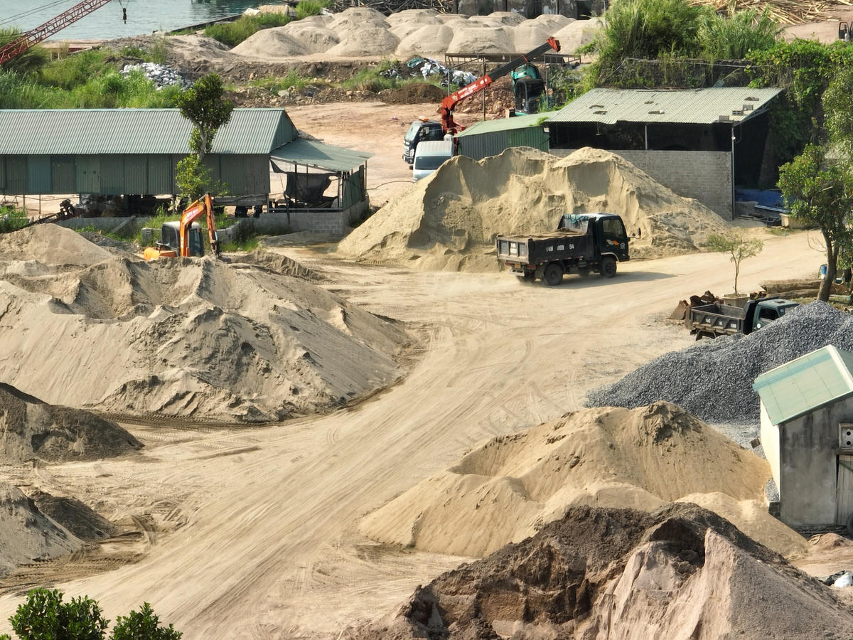 Hoạt động tập kết, kinh doanh vật liệu tại đây rầm rộ như một bến bãi được cấp phép.Ông Phạm Quang Nghị, Chủ tịch UBND xã Quảng Minh khẳng định: Đây là bến bãi trái phép đã được chính quyền xã lập biên bản, xử phạt vi phạm hành chính đối với HTX Đại An (chủ bến). Hiện nay không có tàu thuyền vận chuyển hàng hóa cập bến, một số phương tiện vận chuyển cát, sỏi ra ngoài khu vực là theo chỉ đạo của xã, di dời hết số vật liệu này ra ngoài.