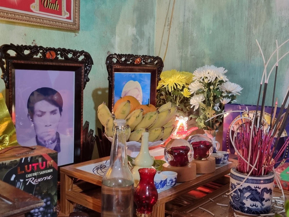 Món quà đặc biệt của cựu binh Peter Mathews dâng lên ban thờ liệt sĩ Cao Xuân Tuất.