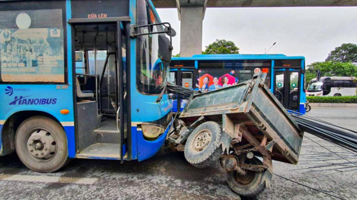 Va vào xe ba gác, xe buýt bị 'đâm tua tủa'