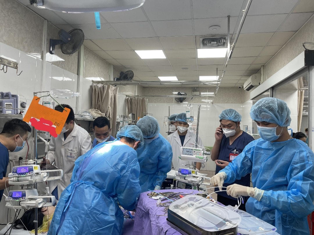 Cấp cứu bệnh nhân viêm cơ tim tại Bệnh viện Đại học Y Hà Nội. Ảnh: TL.