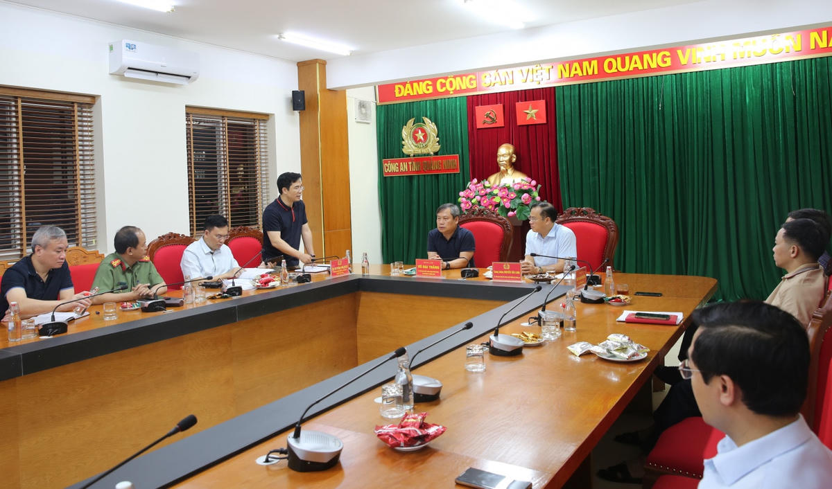 Trung tướng Nguyễn Văn Long, Thứ trưởng Bộ Công an và đồng chí Vũ Đại Thắng - Bí thư Tỉnh ủy trực tiếp chỉ đạo triển khai phương án truy bắt các đối tượng. Ảnh: Công an Quảng Ninh cung cấp.