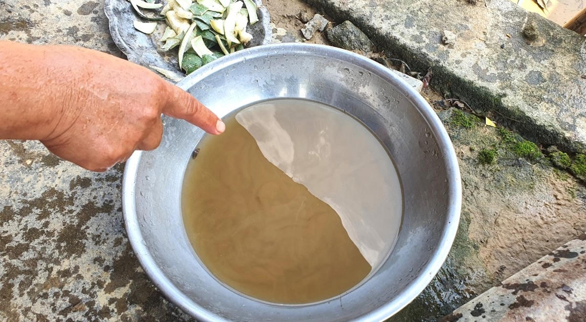 Nước nhiễm bẩn sinh hoạt của người dân khó khăn.