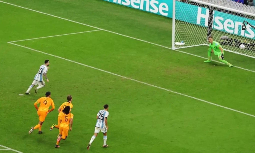 Messi ghi bàn thứ 2 cho Argentina.