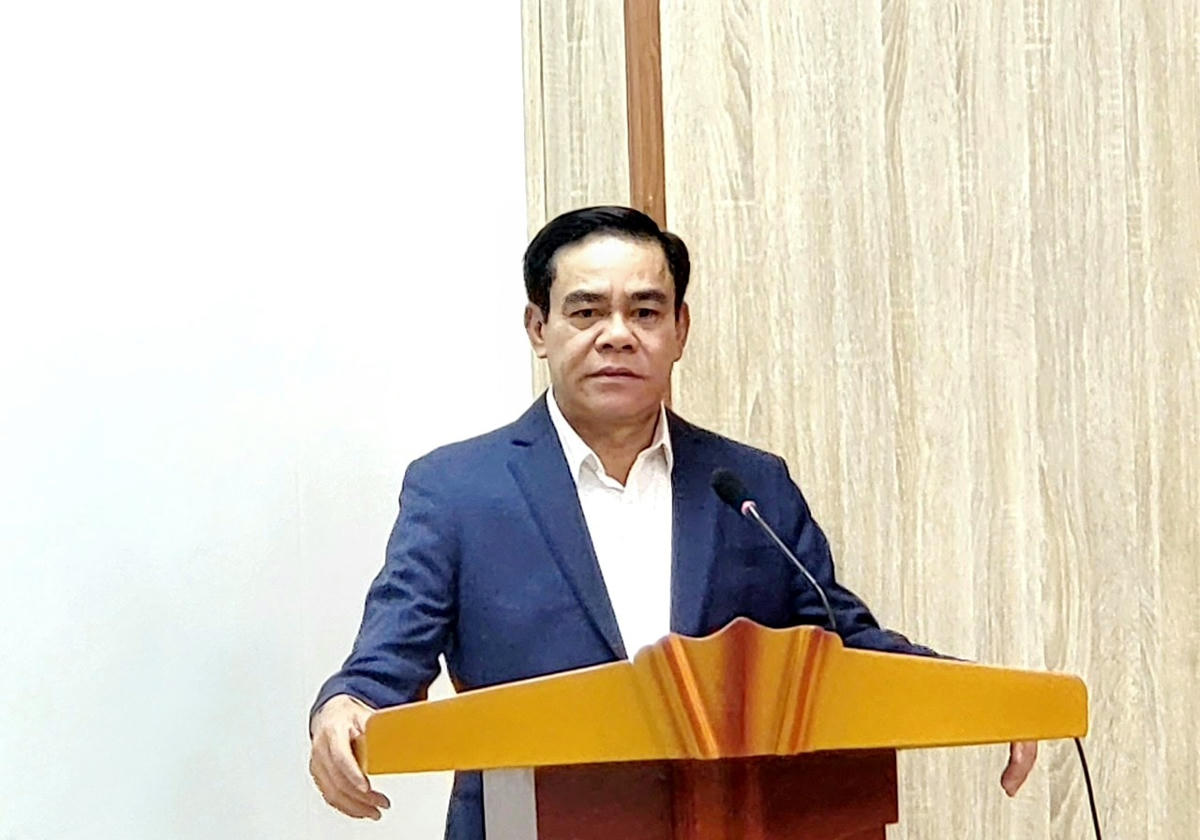 Chủ tịch UBND tỉnh Hà Tĩnh phát biểu giao nhiệm vụ cho tân Giám đốc Sở Xây dựng.