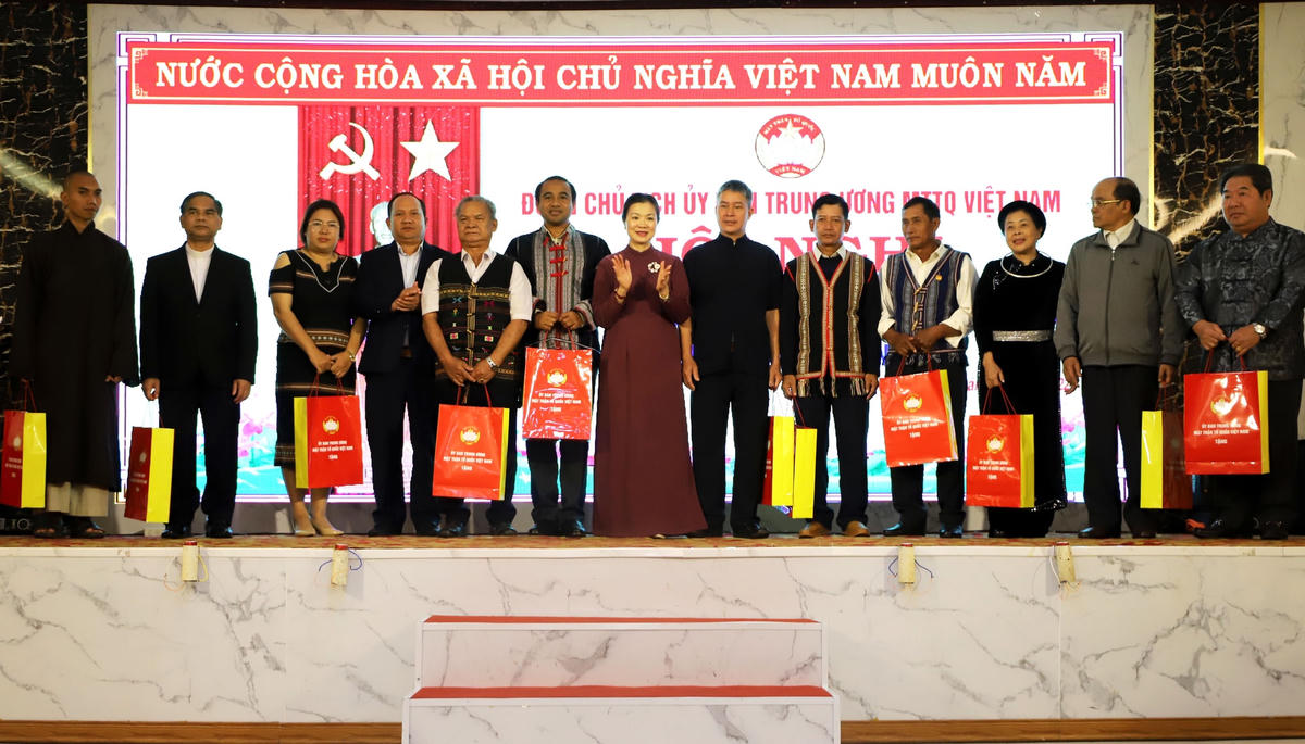 Phó Chủ tịch Trương Thị Ngọc Ánh tặng quà đại biểu tham dự Hội nghị. 