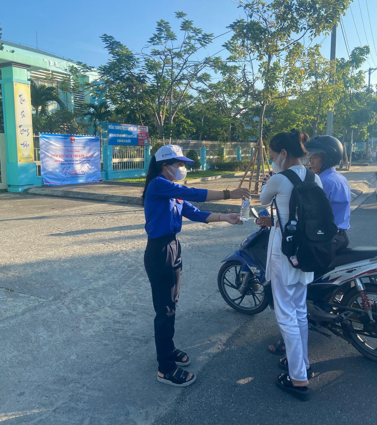 Lực lượng tình nguyện viên tiếp nước cho thí sinh.