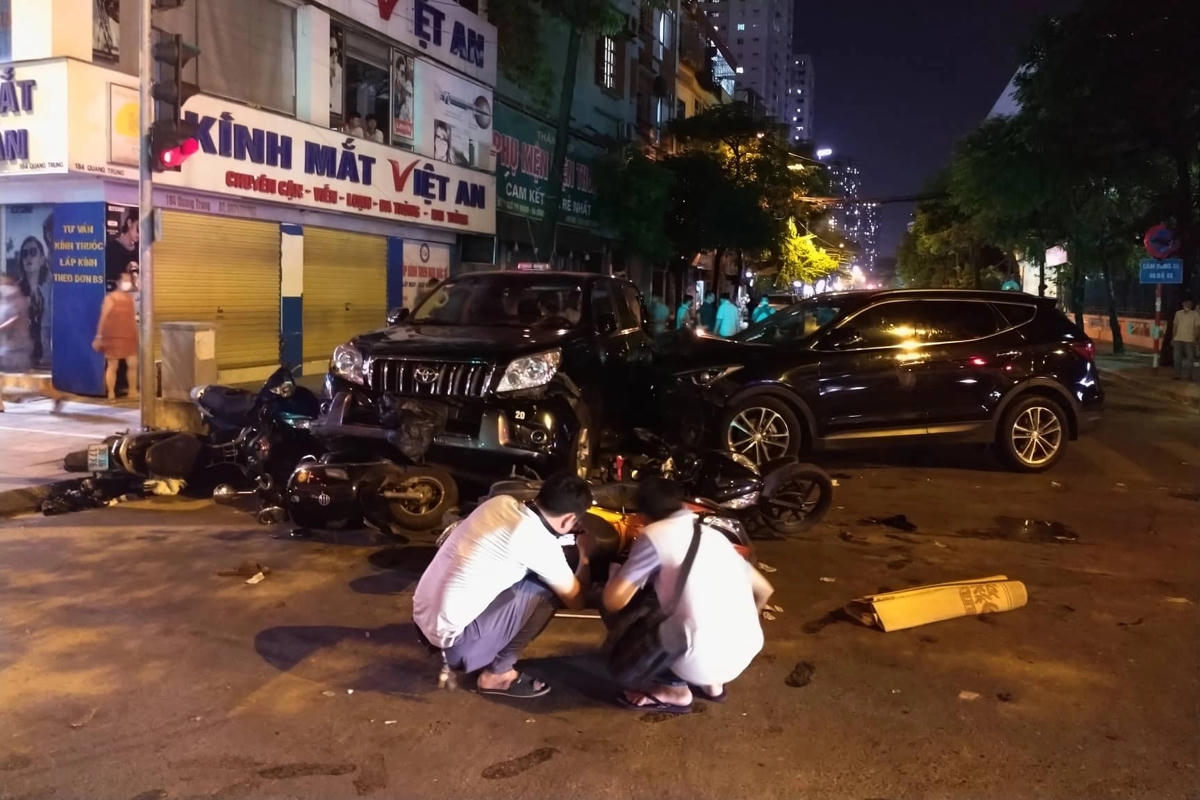 Sau khi tông trúng loạt xe máy và ô tô trên đường, chiếc xe Santa Fe của lái xe Hưng chỉ dừng lại khi tông trúng một ô tô biển đỏ.