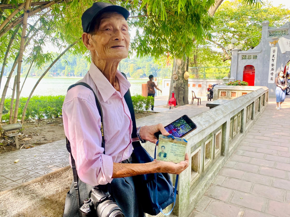 Ông Vũ Mạnh Hùng - người thợ chụp ảnh lâu năm ở bờ hồ. Ảnh: Ngọc Hà.  
