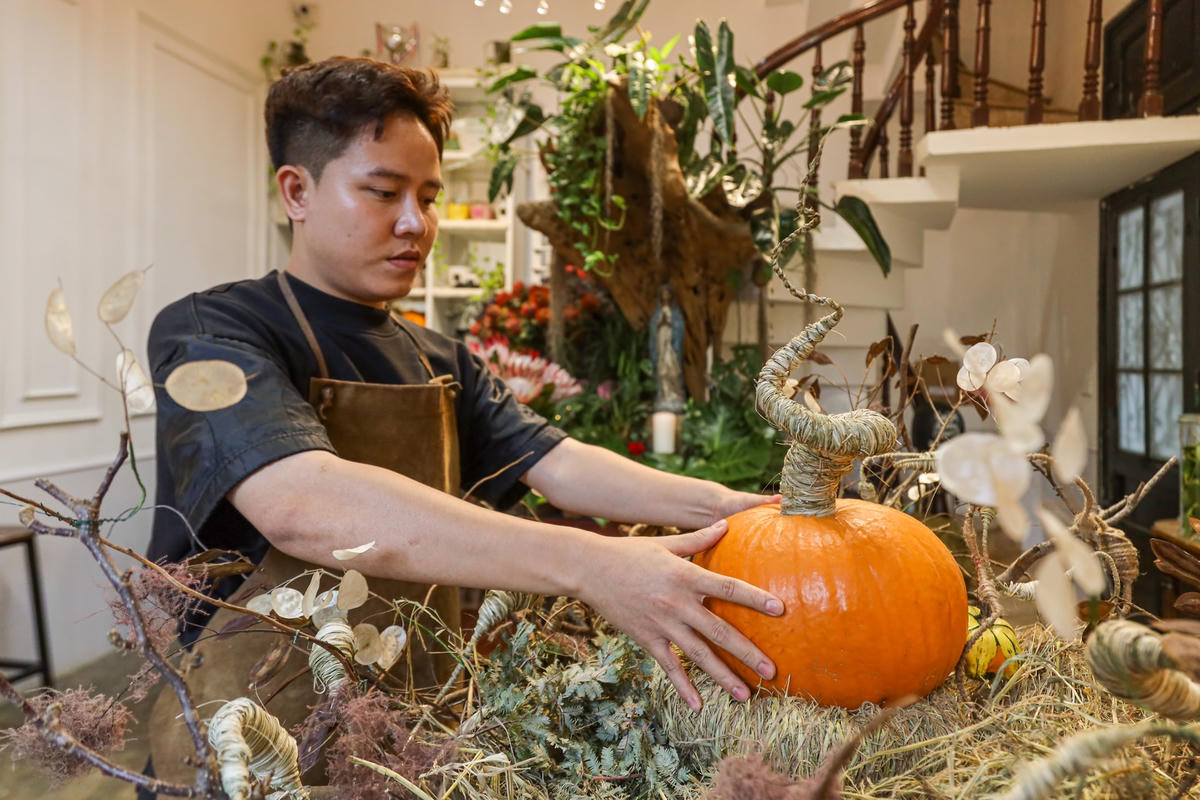 Cửa hàng hoa tươi Khoi Ha Flower Boutique nằm trên đường Hồ Xuân Hương (Hoàn Kiếm, Hà Nội) đang bày bán những set bí ngô lớn, nhỏ với giá vài triệu đồng nhưng vẫn "cháy" hàng do quá đông người đặt mua.