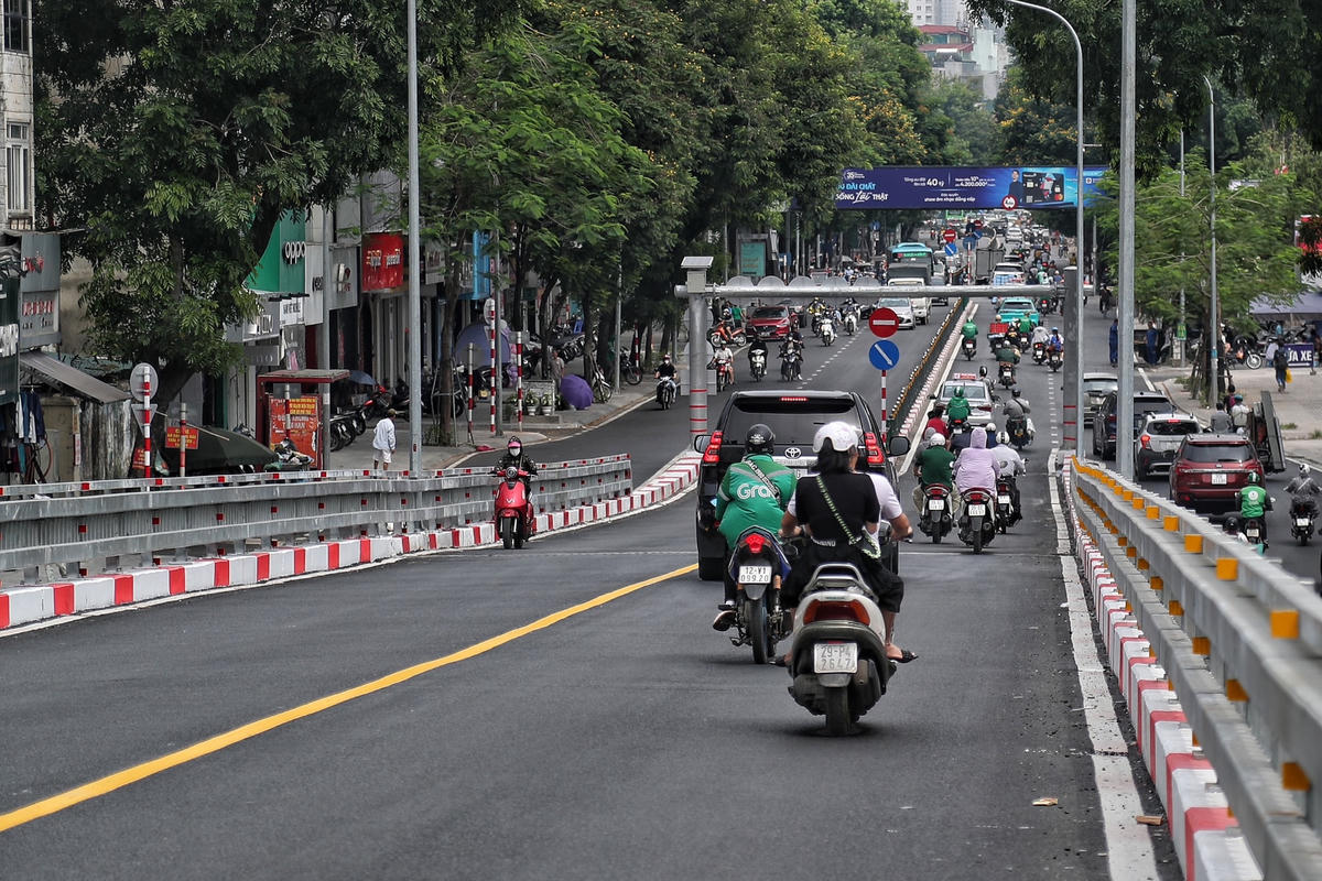 Các phương tiện dễ dàng di chuyển từ hướng Phạm Ngọc Thạch đi sang Chùa Bộc bằng đường trên cao.