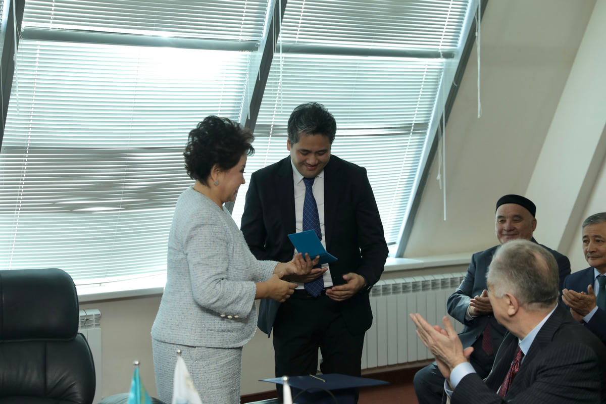 Đại diện trường Đại học Nghệ thuật Quốc gia Kazakhstan trao chứng nhận học hàm Giáo sư danh dự cho NSƯT Bùi Công Duy