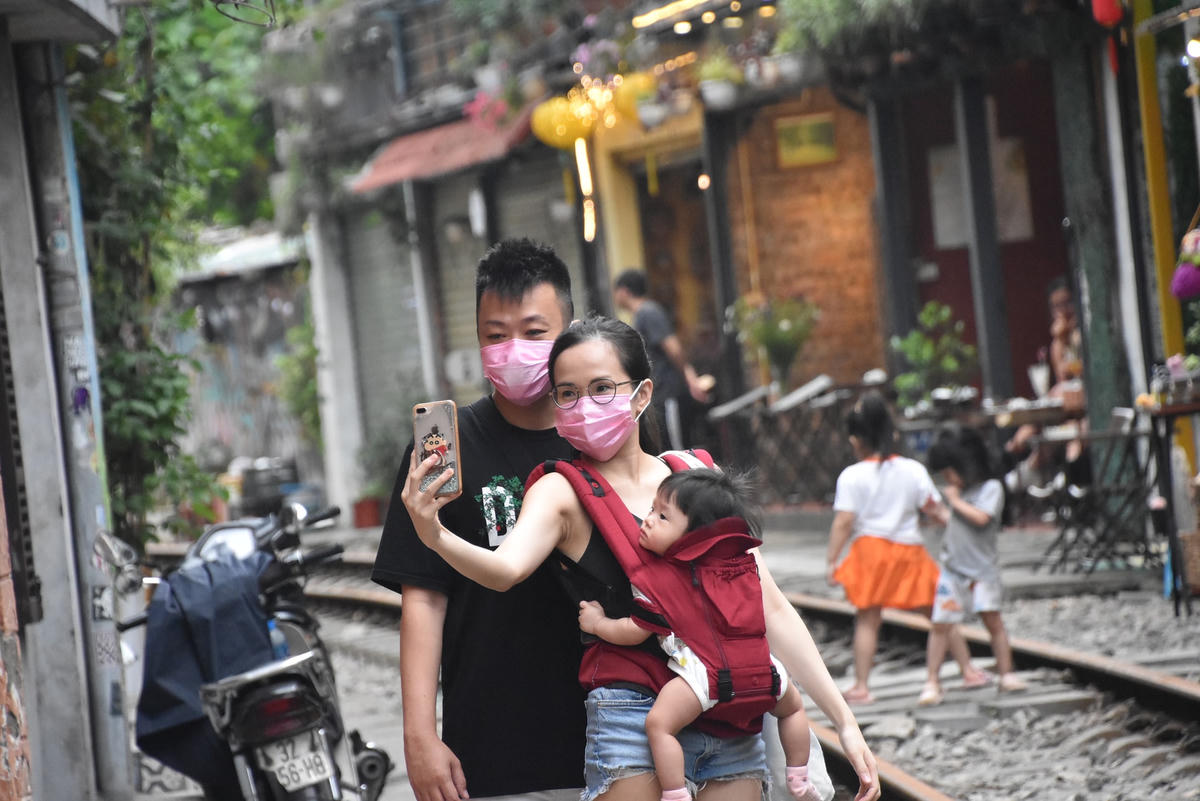 Hai vợ chồng người Đài Loan này cũng mang theo con nhỏ đến trải nghiệm cà phê đường tàu theo lời review trên mạng. 