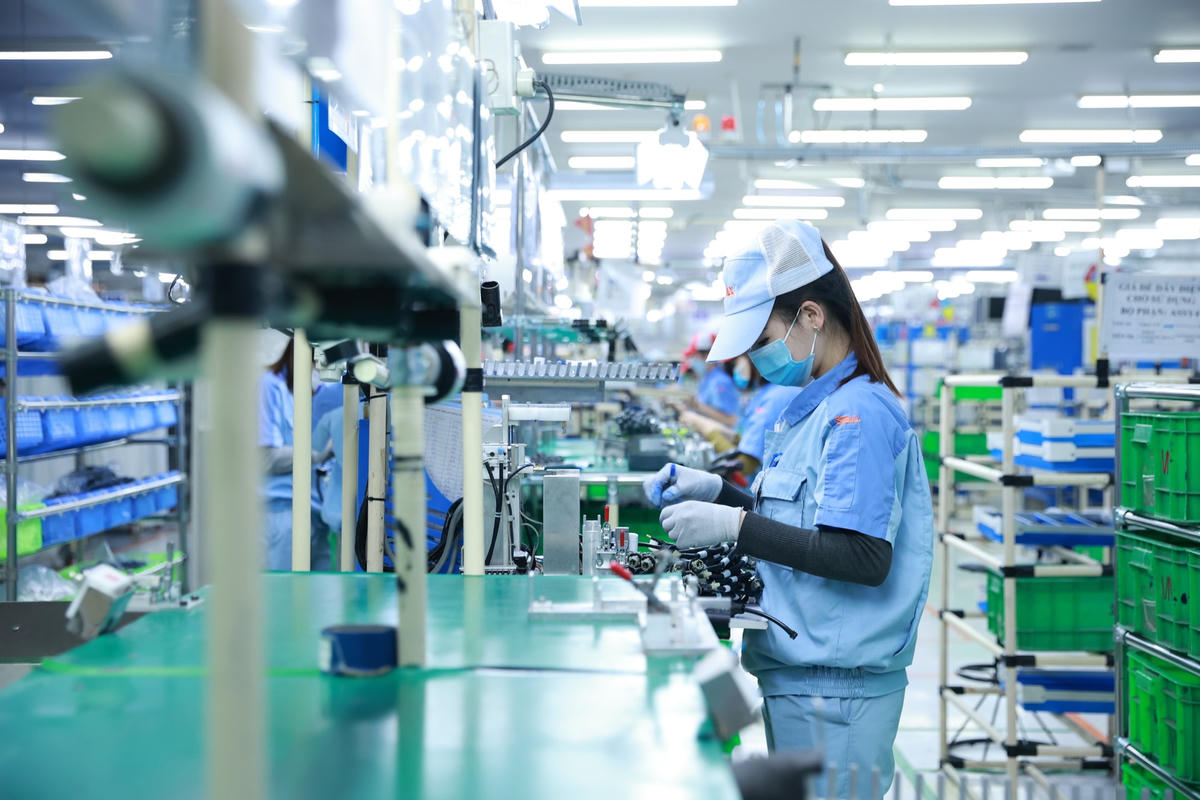 Doanh nghiệp cần được tiếp sức để khôi phục, phát triển sản xuất. Ảnh: Quang Vinh