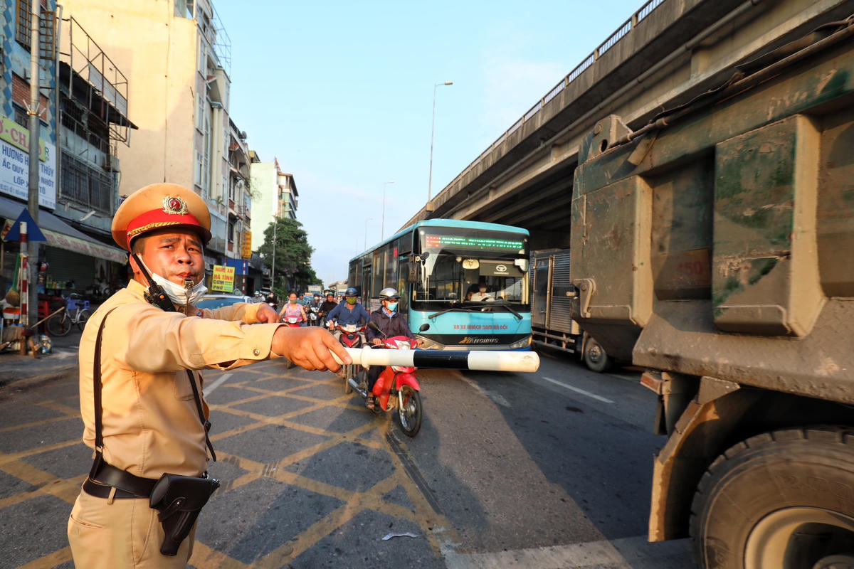 Lực lượng chức năng căng mình phân luồng để giảm thiểu tình trạng ùn tắc.