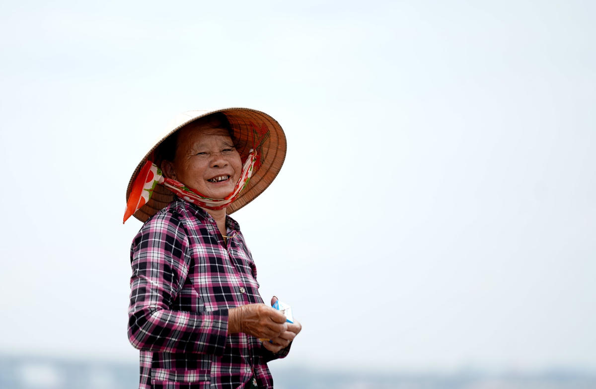 Mặc dù phải đứng dưới cái nắng mùa hè để tìm "lộc biển" song những người phụ nữ vẫn nở nụ cười rạng ngời.