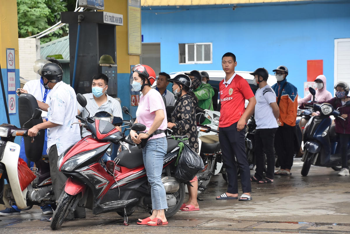 Chị Nguyễn Anh Thư (phường Trung Hoà) cho biết: "Do đã đọc báo sáng nay và thấy có dự báo giá xăng sẽ giảm mạnh nên tôi tranh thủ ra sớm đổ xăng trước giờ tan tầm cho đỡ đông". 