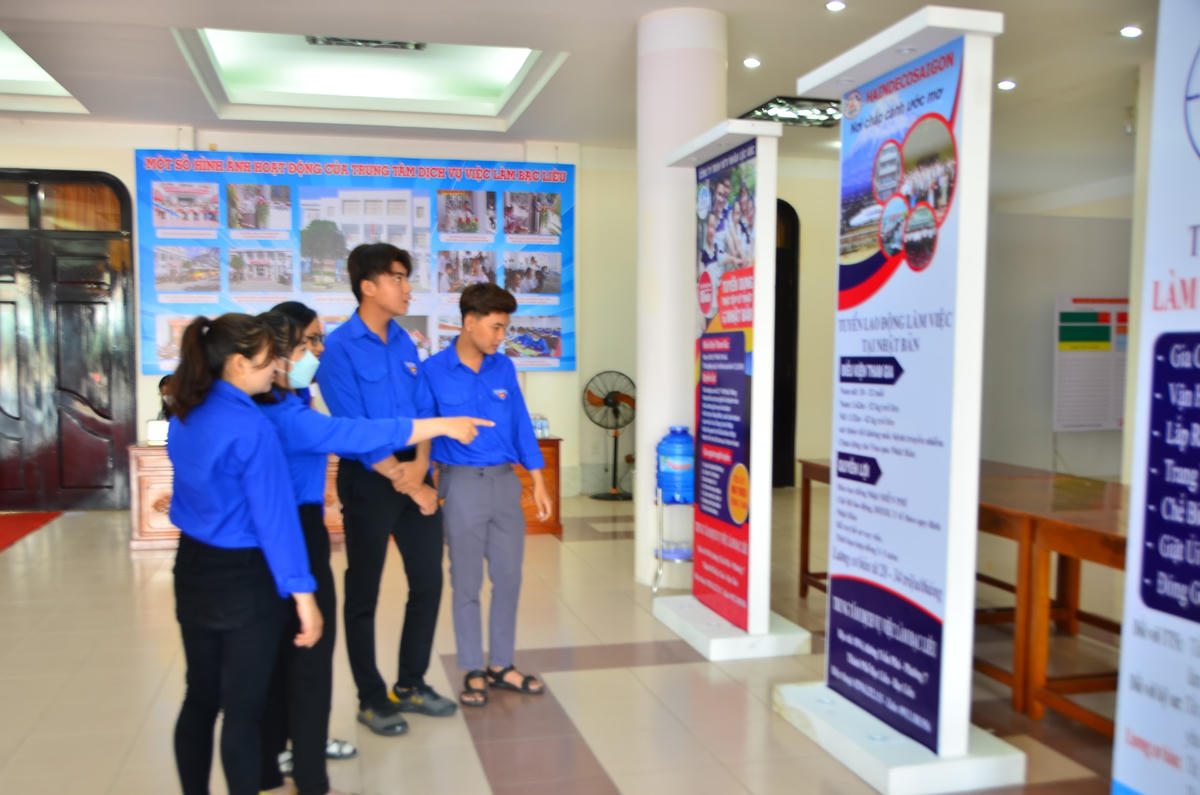Sinh viên tham quan các mô hình khởi nghiệp, mô hình giải pháp đào tạo nghề nghiệp gắn với giải quyết việc làm.