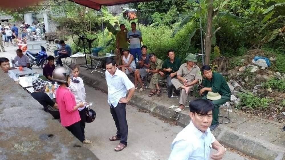 Người dân xóm Văn Giang bàng hoàng trước sự việc.