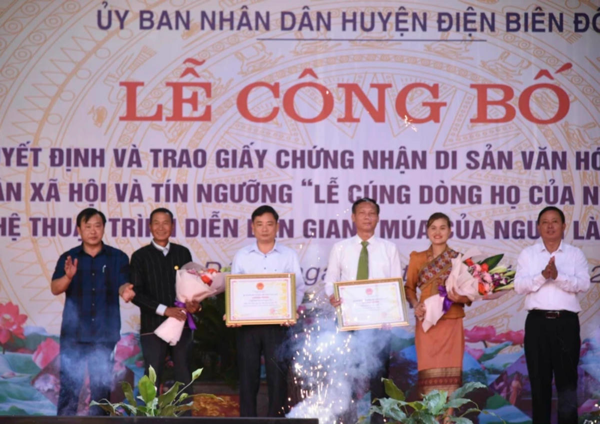 Lãnh đạo tỉnh Điện Biên trao Bằng chứng nhận. Ảnh: CTV.