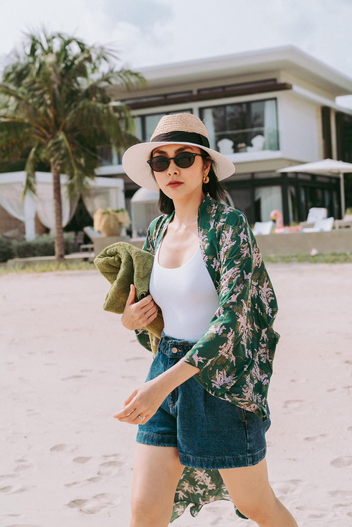 Chỉ diện layout đơn giản nhưng Tăng Hà vẫn nổi bật nhờ độ sexy nửa kín, nửa hở. Ảnh: FBNV. 