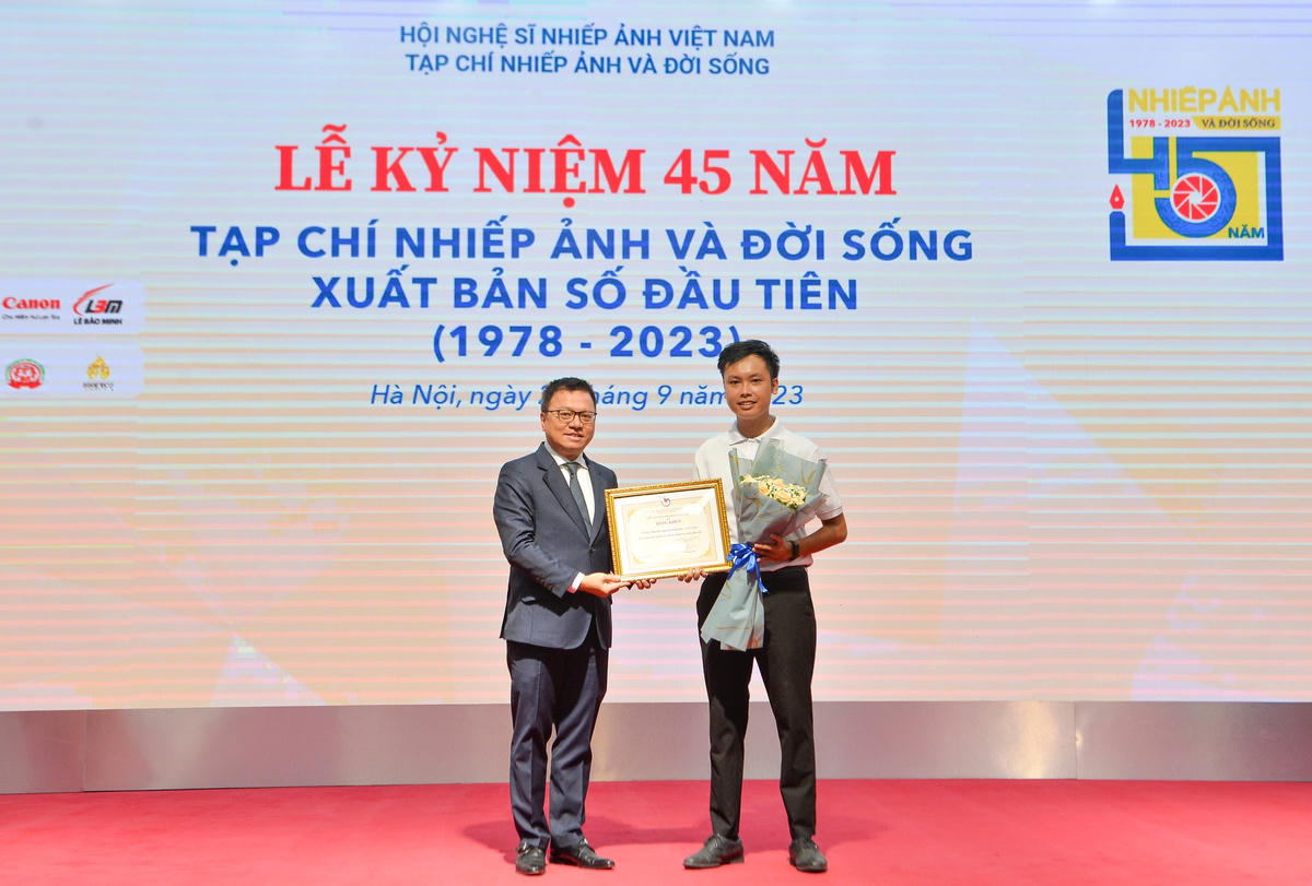 Tạp chí Nhiếp ảnh và Đời sống nhận bằng khen của Hội Nhà báo Việt Nam.