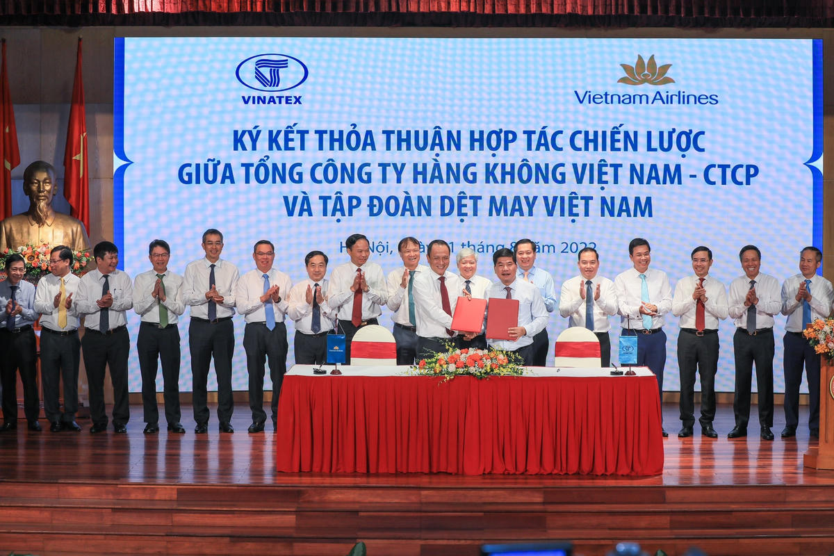 Bí thư Trung ương Đảng, Chủ tịch UBTƯ MTTQ Việt Nam Đỗ Văn Chiến chứng kiến lễ ký kết của các doanh nghiệp trong Khối.