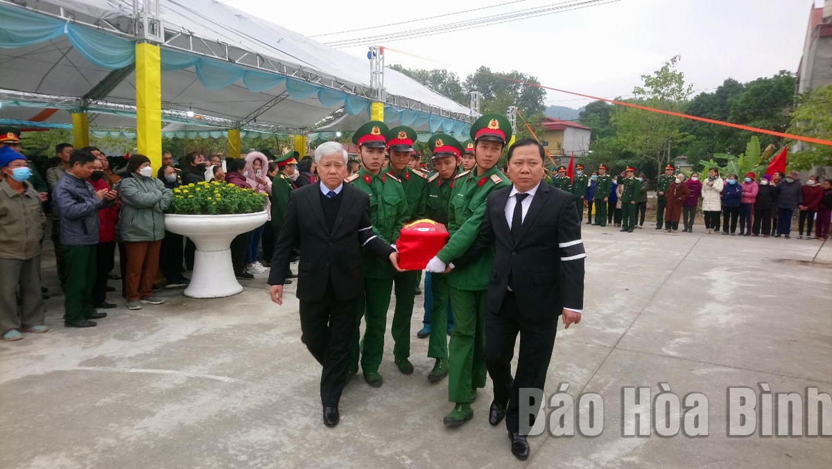 Bí thư Trung ương Đảng, Chủ tịch UBTƯ MTTQ Việt Nam Đỗ Văn Chiến; Bí thư Tỉnh uỷ Hòa Bình Nguyễn Phi Long di chuyển hài cốt liệt sỹ về nghĩa trang liệt sỹ Trung Sơn, xã Liên Sơn (Lương Sơn).